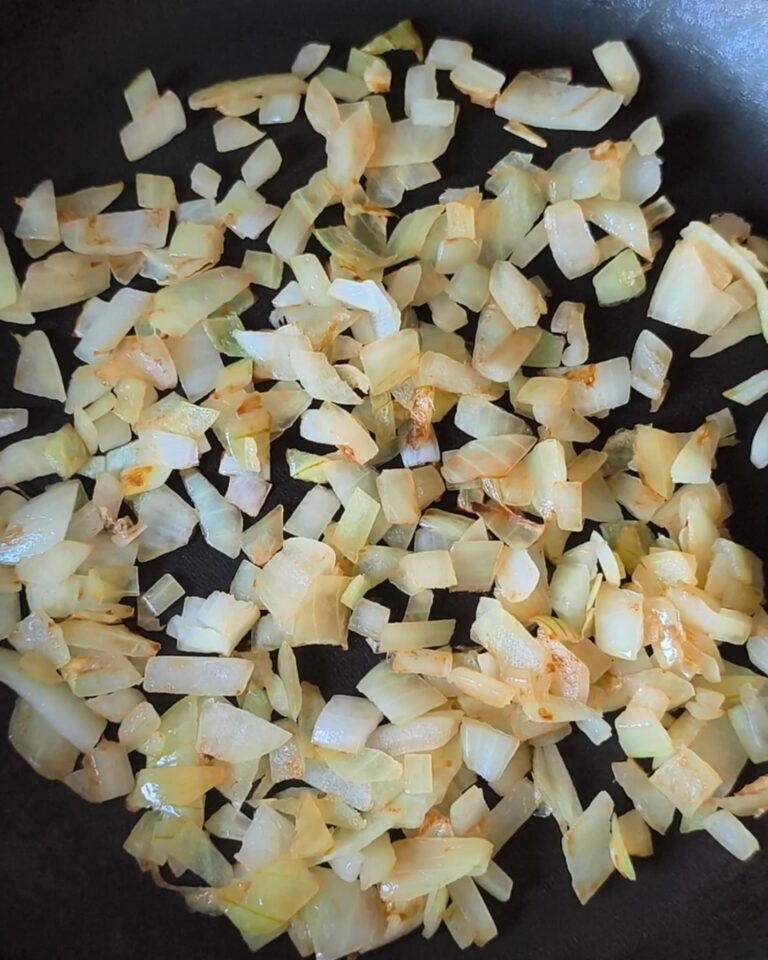 zeszklona cebula na patelni