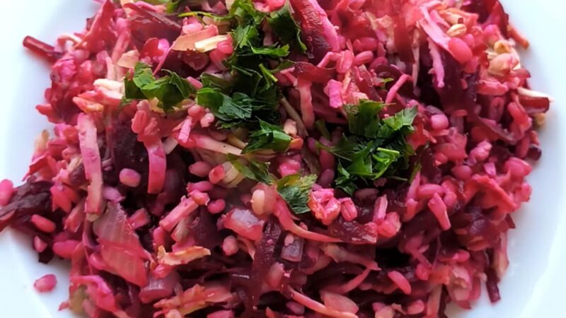 Kasza pęczak z burakami, tofu wędzonym i natką pietruszki