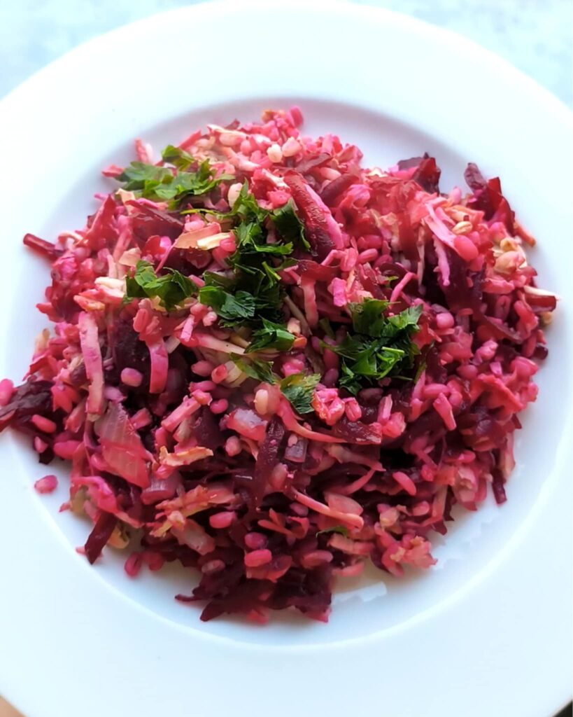 Kasza pęczak z burakami, tofu wędzonym i natką pietruszki