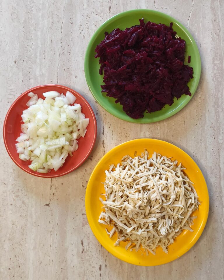 pokrojona cebula, starte tofu i buraki